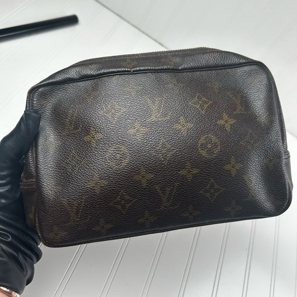Louis Vuitton Trousse 23 Unisex
Brown Monogram canvas Cosmetic Bag - Picture 4 of 14